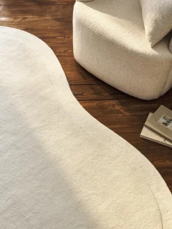 Alfombra artesanal de lana en forma orgánica Kadey