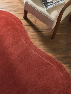 Alfombra artesanal de lana con forma orgánica Kadey