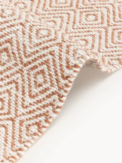 Alfombra artesanal exterior con estampado de rombos vintage Rika