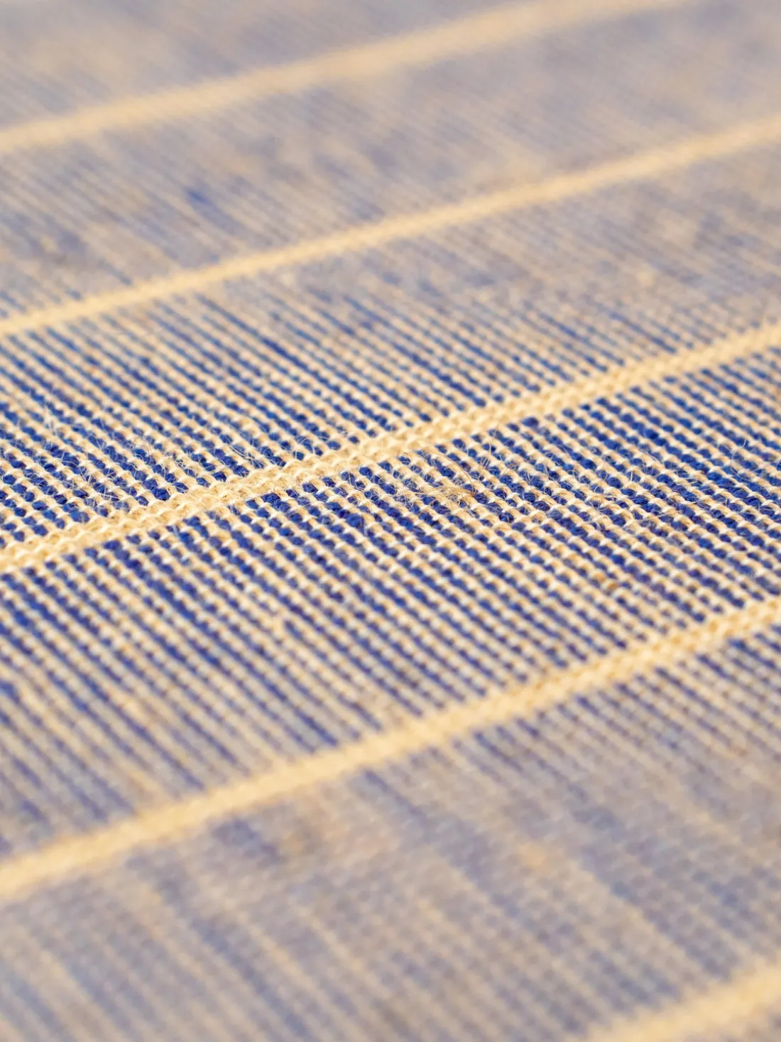 Alfombra corredor de pelo corto con flecos de diseño Folkform Monochrome