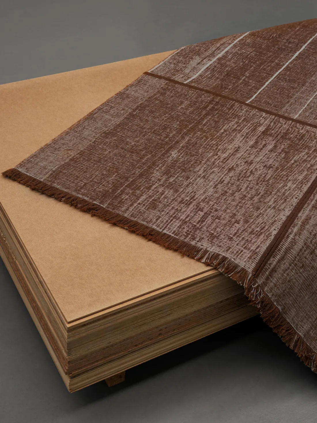 Alfombra corredor de pelo corto con flecos de diseño Folkform Monochrome