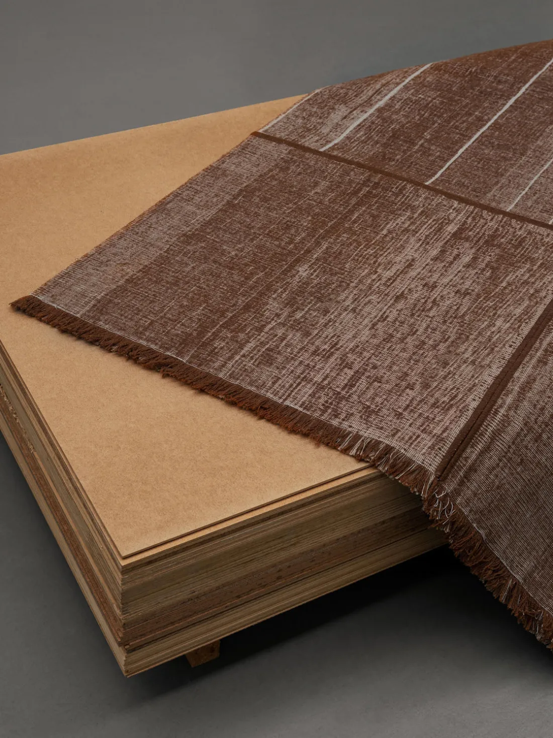 Alfombra de pelo corto con flecos diseño Folkform Monochrome