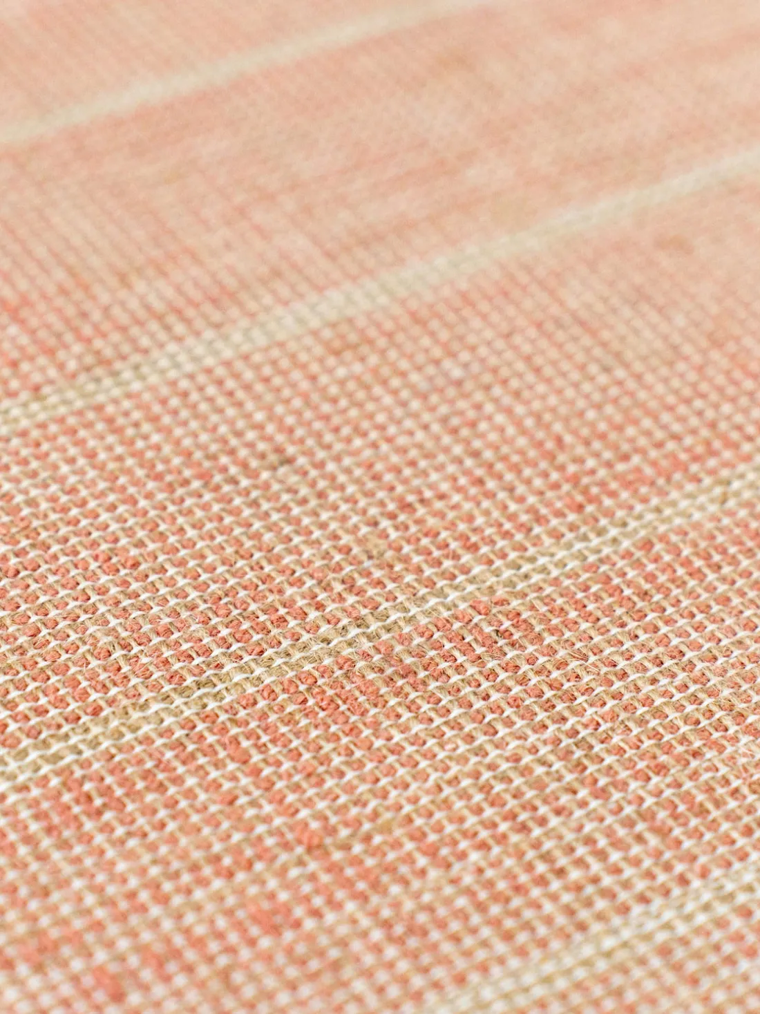 Alfombra de pelo corto con flecos diseño Folkform Monochrome