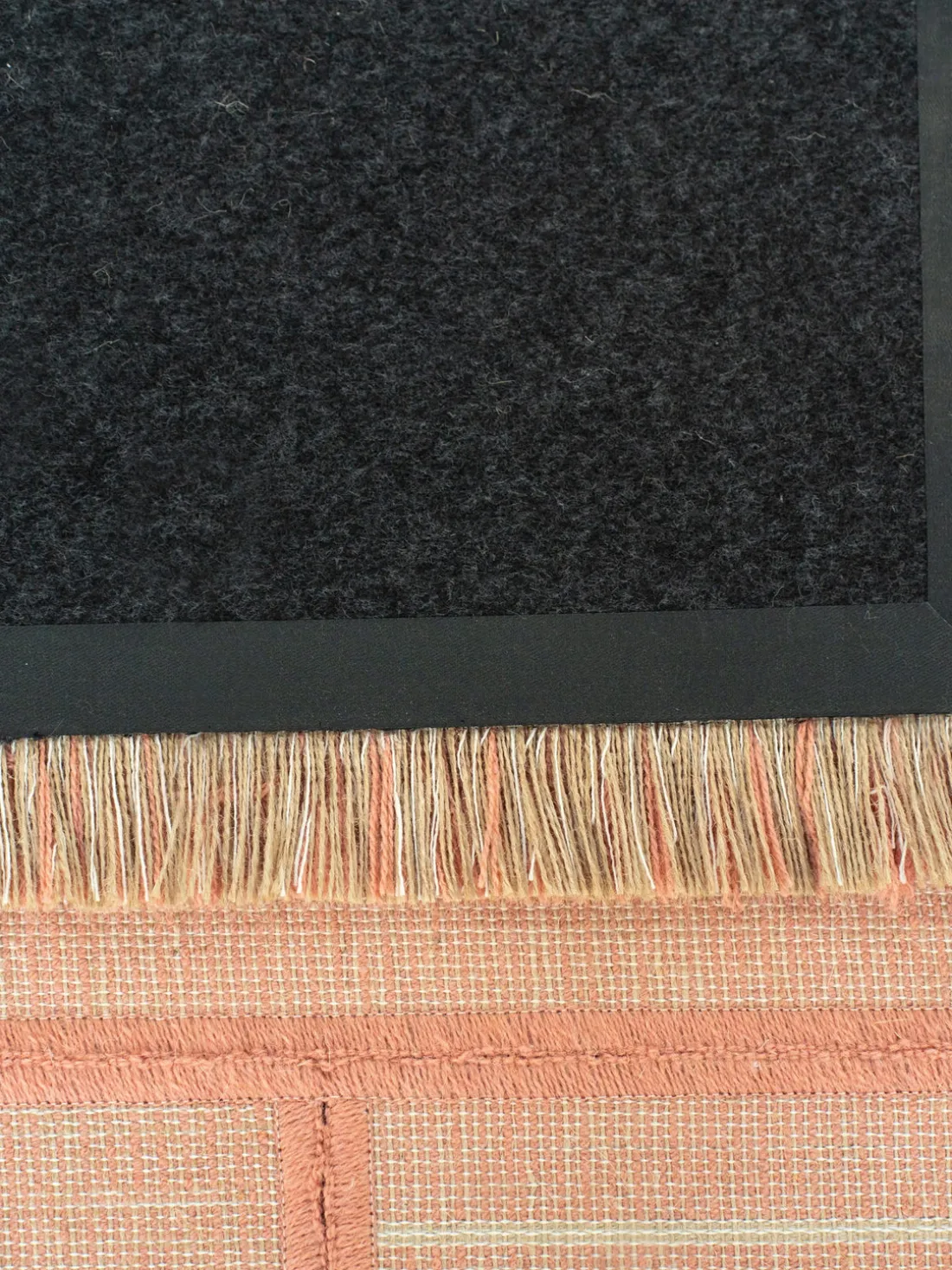 Alfombra de pelo corto con flecos diseño Folkform Monochrome