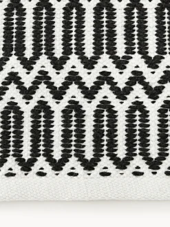 Alfombra exterior artesanal con estampado geométrico Rune