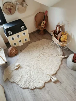 Alfombra infantil artesanal de lana en relieve Sheep, lavable