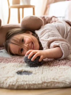 Alfombra infantil de lana artesanal Miss Mighty, lavable
