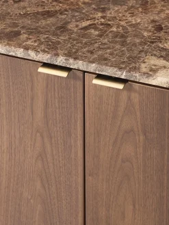 Aparador de madera con esquinas redondeadas y tablero de mármol Zumi