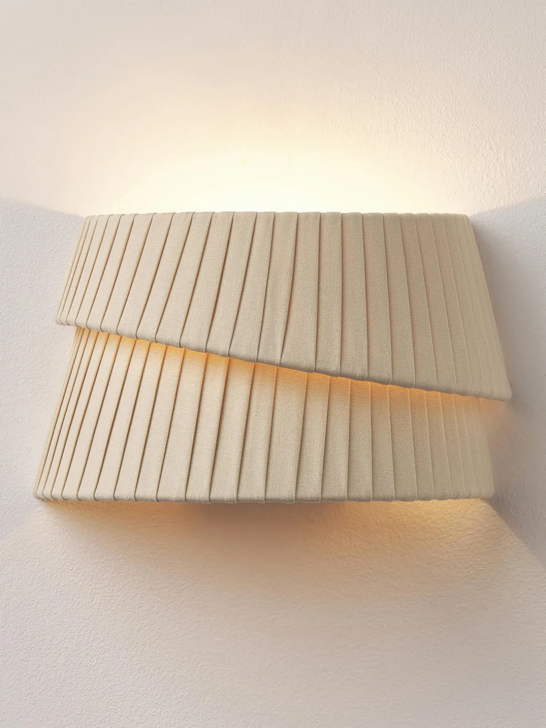 Aplique con pantalla asimétrica Nyla