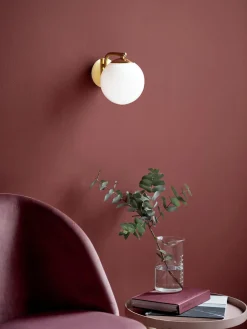 Aplique de vidrio opalino Grant, con enchufe