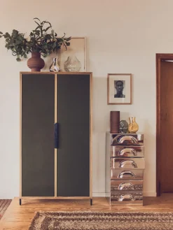 Armario artesanal con puertas giratorias Pioneer