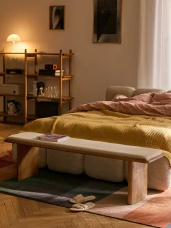 Banco de madera de roble con cojín de asiento Chandler