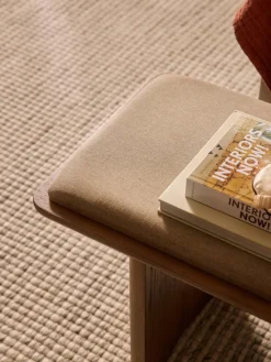 Banco de madera de roble con cojín de asiento Chandler