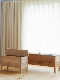 Banco de madera de roble con espacio de almacenaje A Line