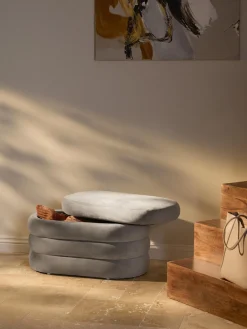 Banco pequeño tapizado en terciopelo con espacio de almacenamiento Alto