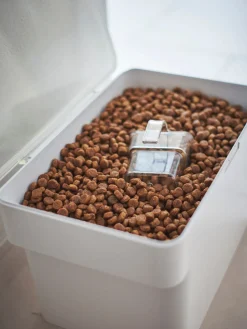 Caja para comida de mascotas con taza medidora Tower, 2 pzas.