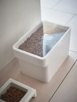 Caja para comida de mascotas con taza medidora Tower, 2 pzas.