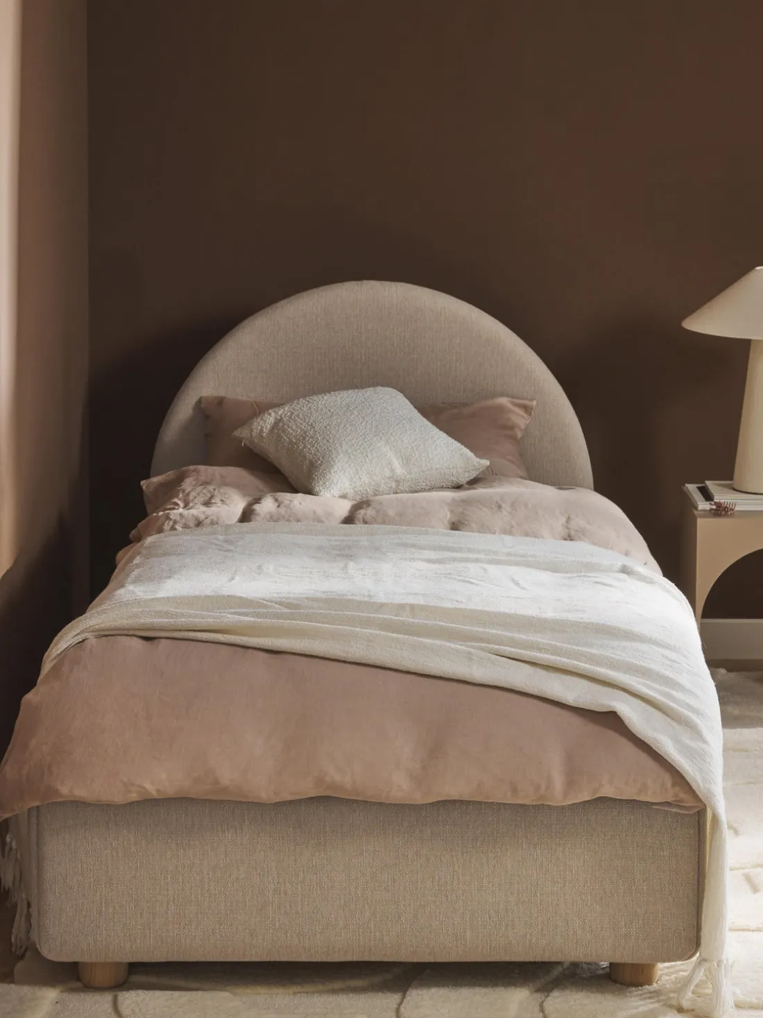 Cama individual Ebba, con espacio de almacenamiento