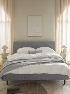 Cama tapizada con patas de madera Giulia