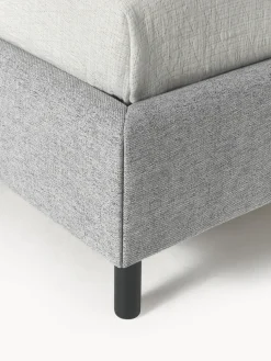 Cama tapizada con patas de madera Giulia