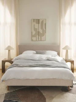 Cama tapizada con patas de madera Giulia