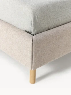 Cama tapizada con patas de madera Giulia