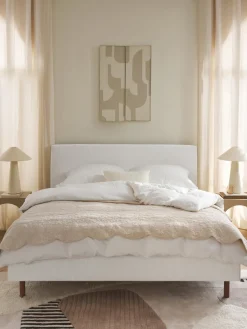 Cama tapizada con patas de madera Giulia