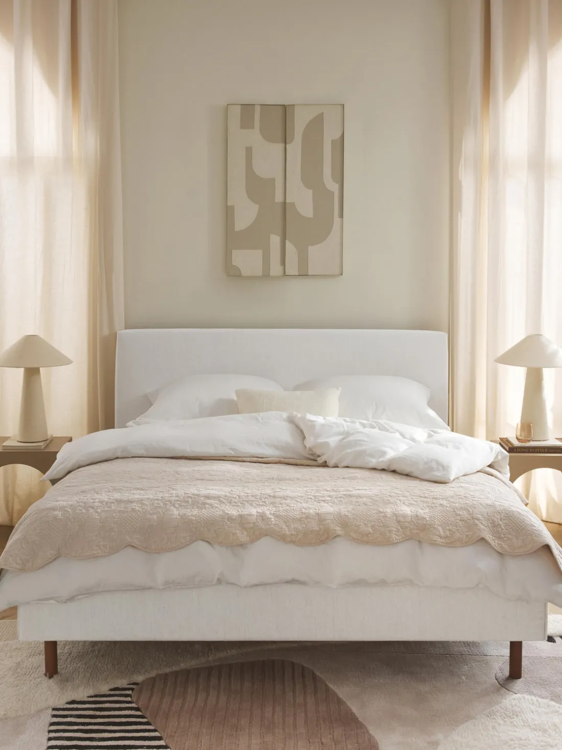 Cama tapizada con patas de madera Giulia