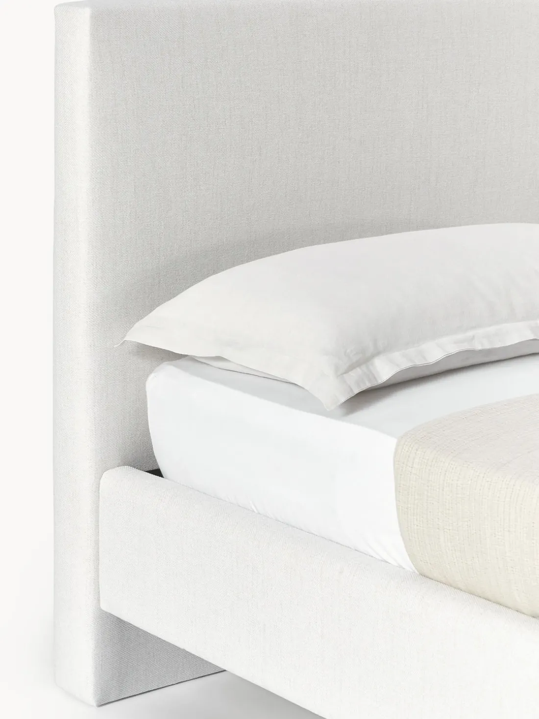 Cama tapizada con patas de madera Giulia