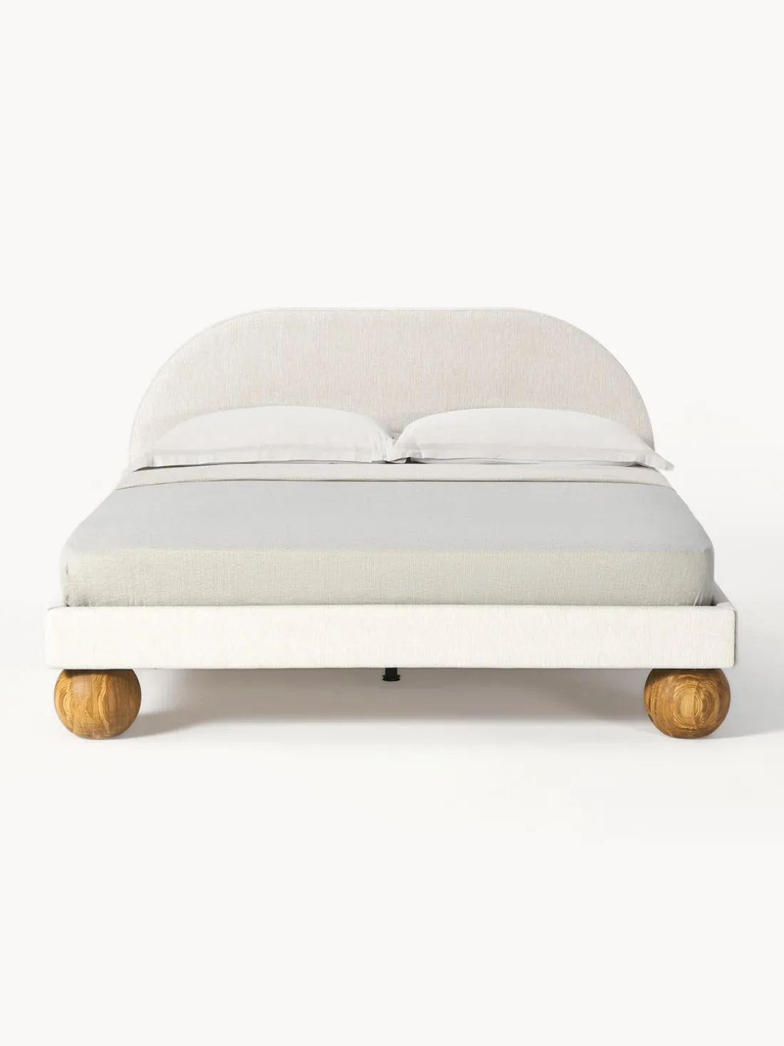 Cama tapizada con patas esféricas de madera Rena