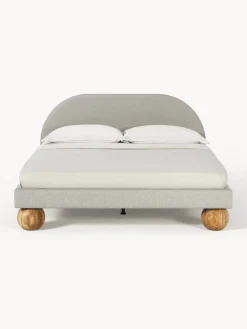 Cama tapizada con patas esfericas de madera Rena
