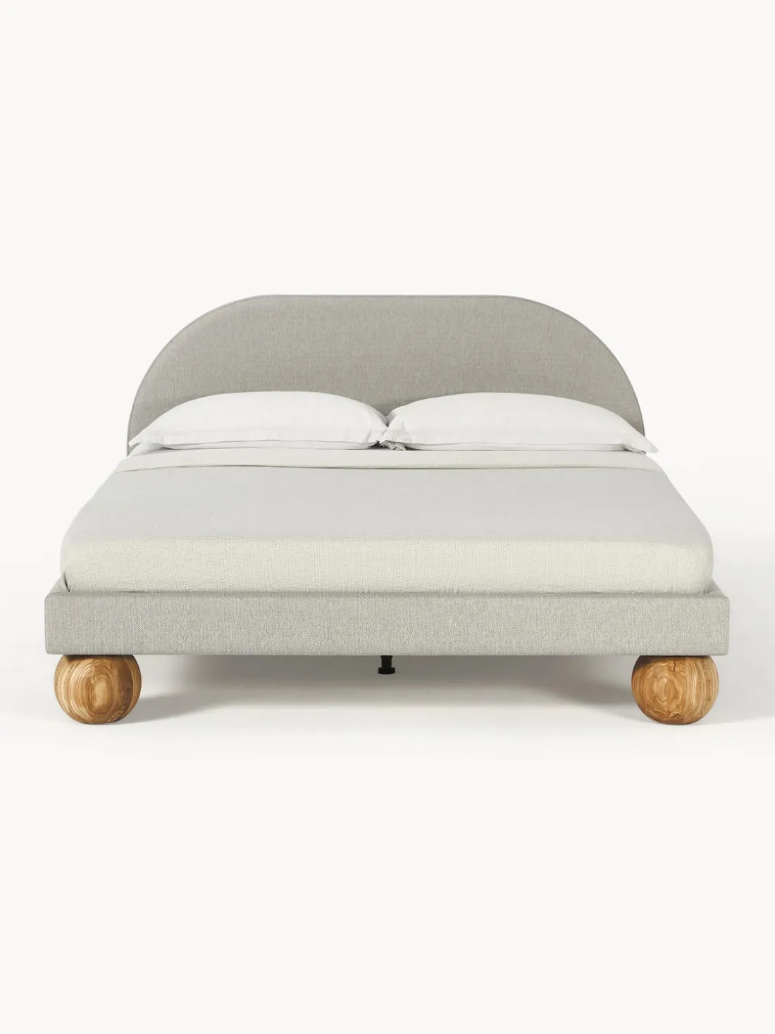 Cama tapizada con patas esfericas de madera Rena