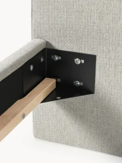 Cama tapizada con patas esfericas de madera Rena