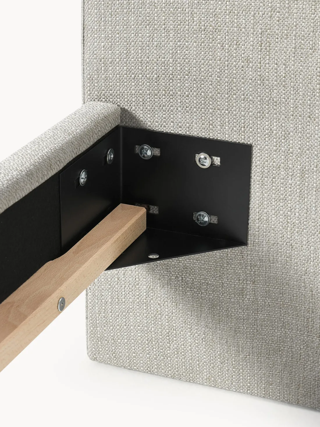 Cama tapizada con patas esfericas de madera Rena