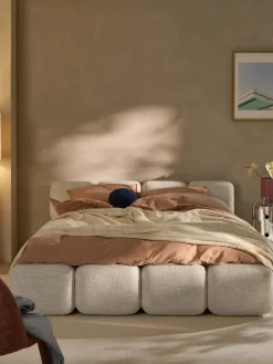 Cama tapizada en tejido bouclé Tayla