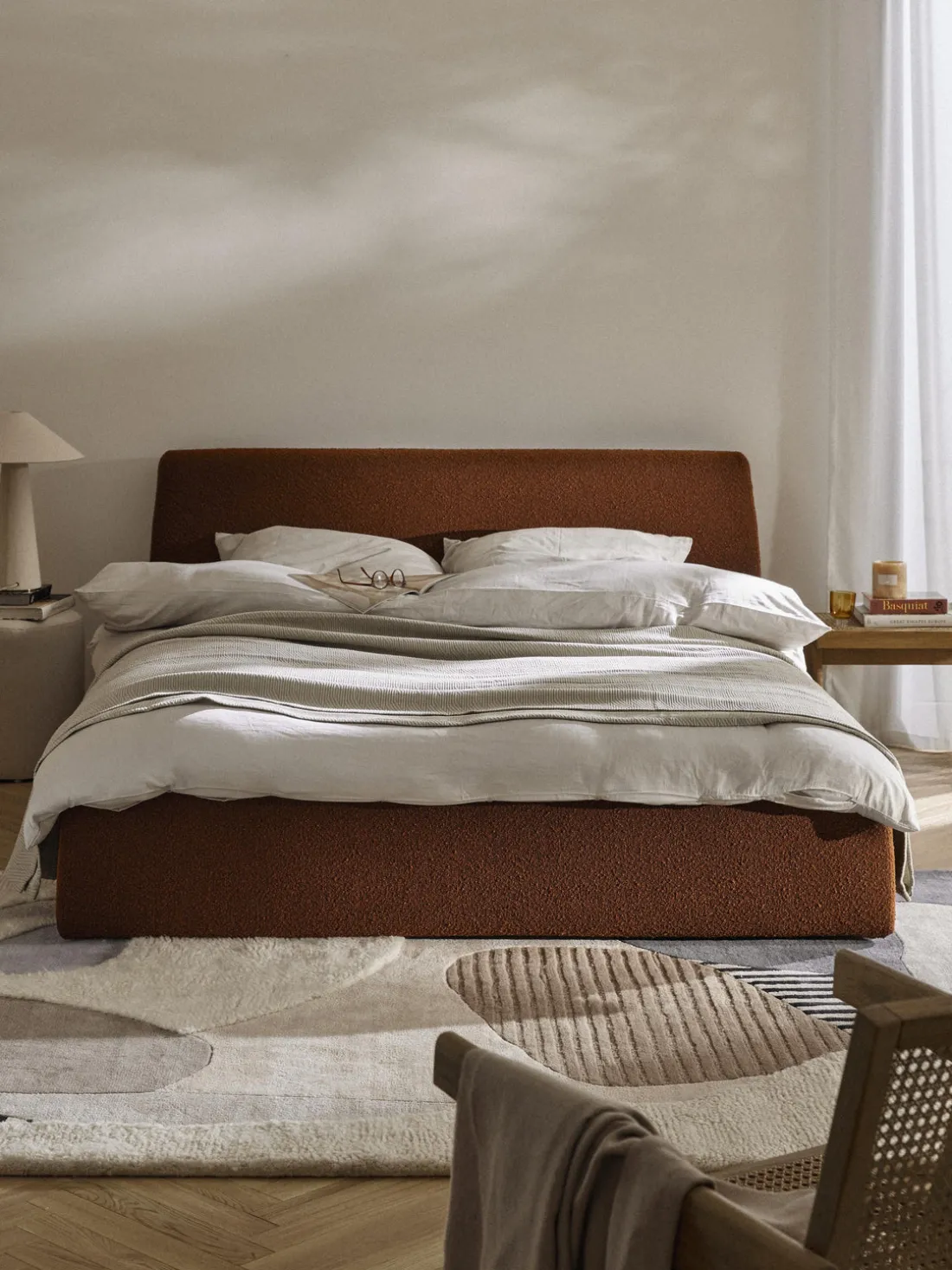 Cama tapizada en tejido bouclé con espacio de almacenaje Cloud