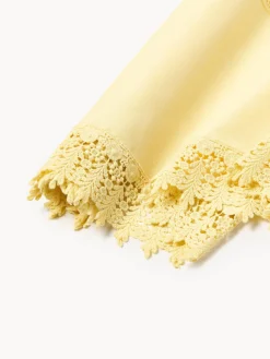 Camino de mesa con encaje Flavia