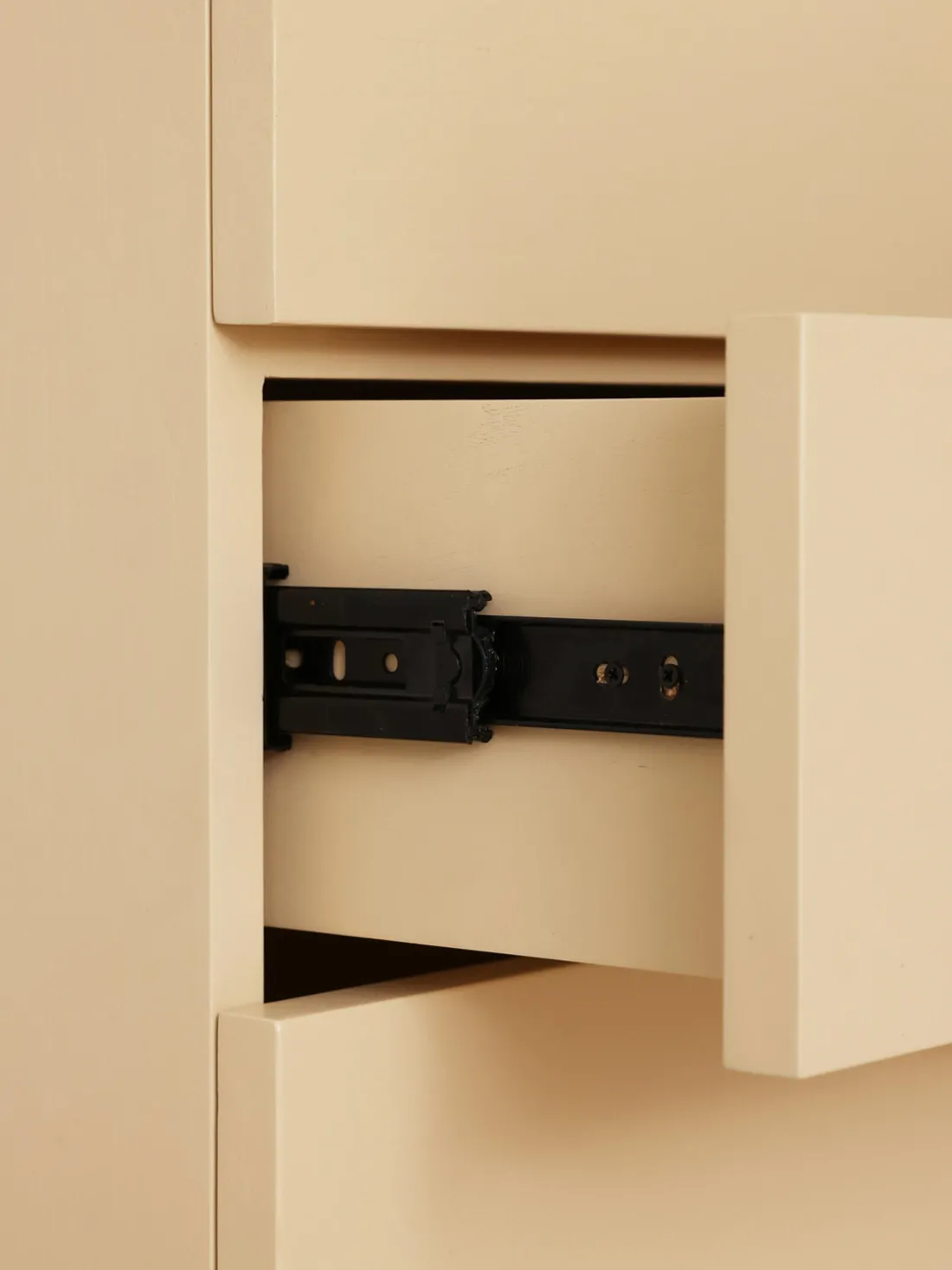 Cómoda artesanal de madera sungkai Spacious