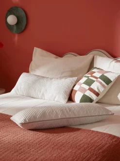 Cojín alargado de pana Kylen