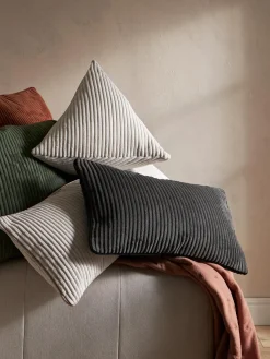 Cojín alargado de pana Kylen