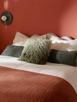 Cojín alargado de pana Kylen