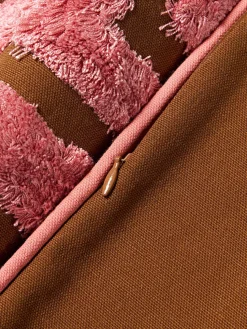 Cojín artesanal con mechones decorativos Cleo