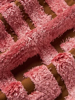 Cojín artesanal con mechones decorativos Cleo