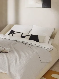 Cojín grande artesanal con motivos geométricos Asta