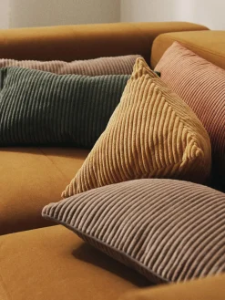 Cojín triangular de pana Kylen