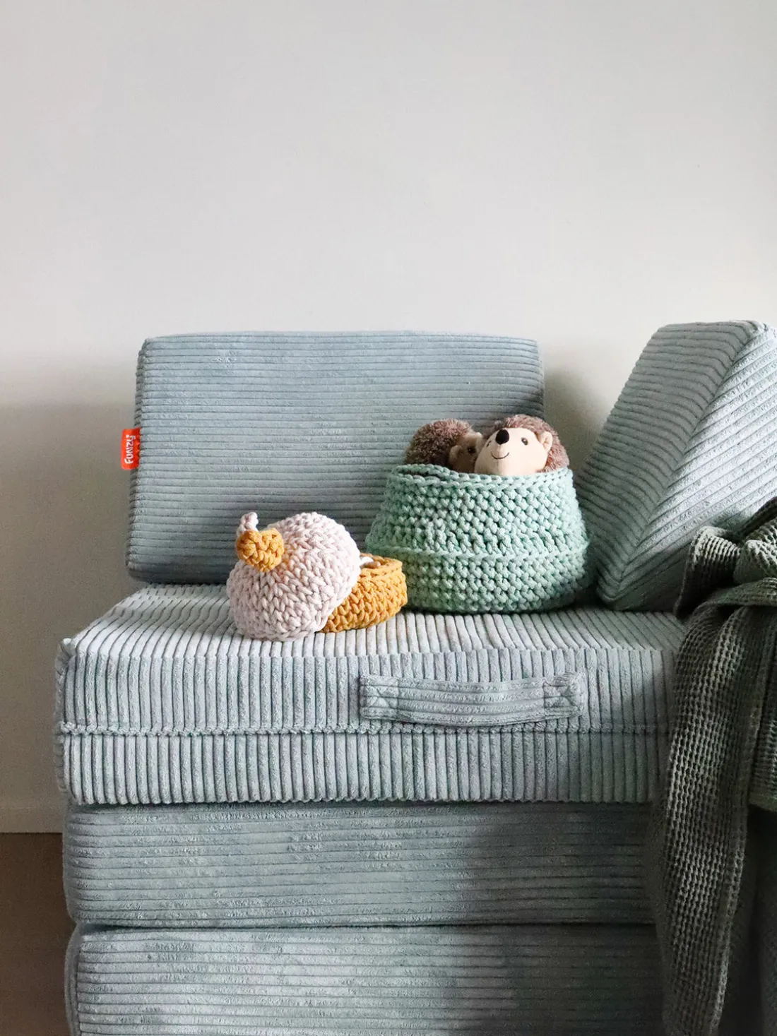 Colchoneta de salto infantil artesanal de pana mate