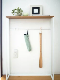 Consola estrecha de metal con ganchos Tower