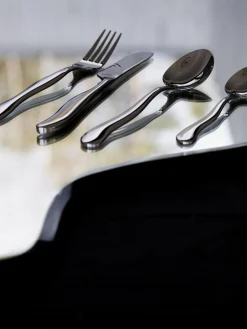 Cubertería satinada martillada Waverly, 4 comensales (16 pzas.)