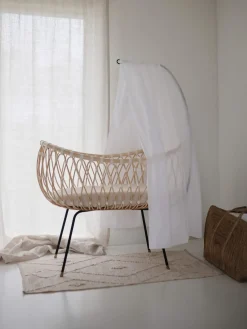 Cuna artesanal de ratán Emil