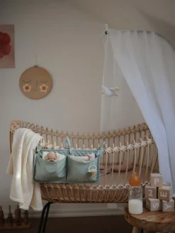 Cuna artesanal de ratán Lola